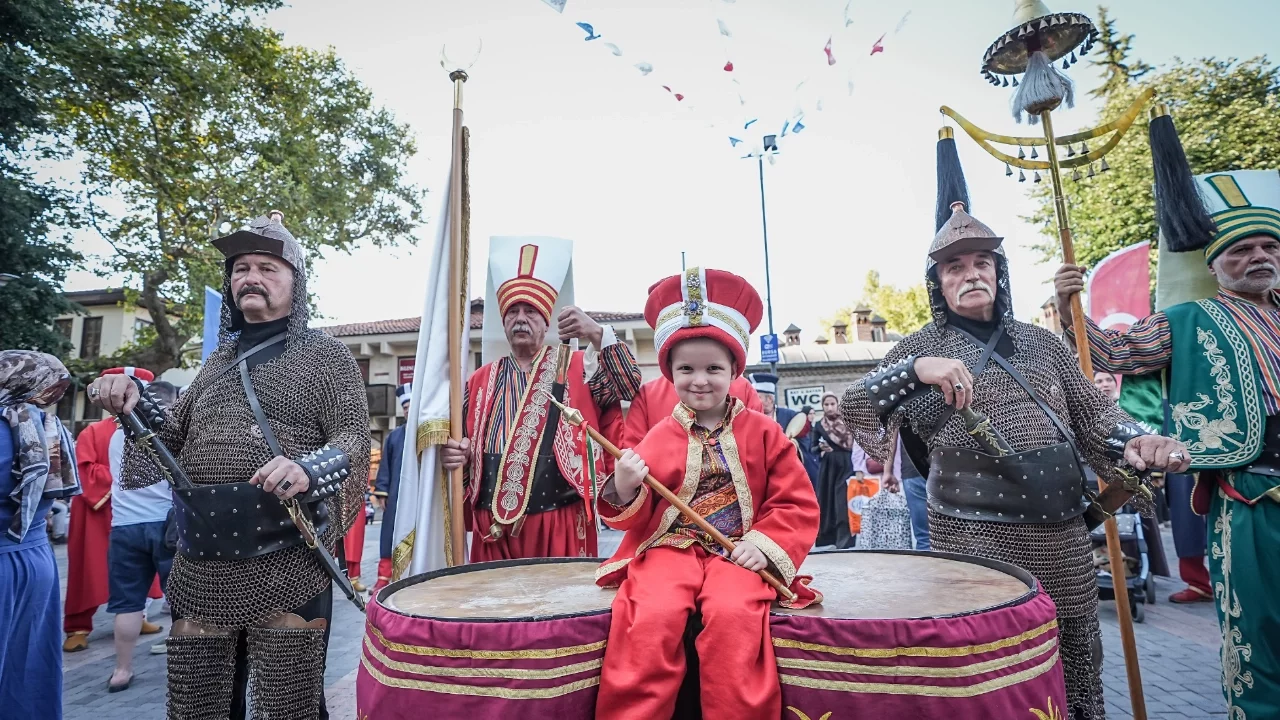 Bursa'da 5 yaşındaki Emir Alp mehter takımının en küçük gönüllüsü oldu