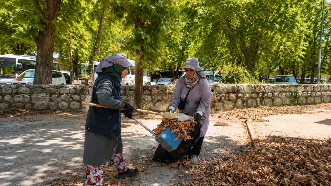 Karacabey Belediyesi Park ve Bahçeler Müdürlüğü'nden yoğun mesai