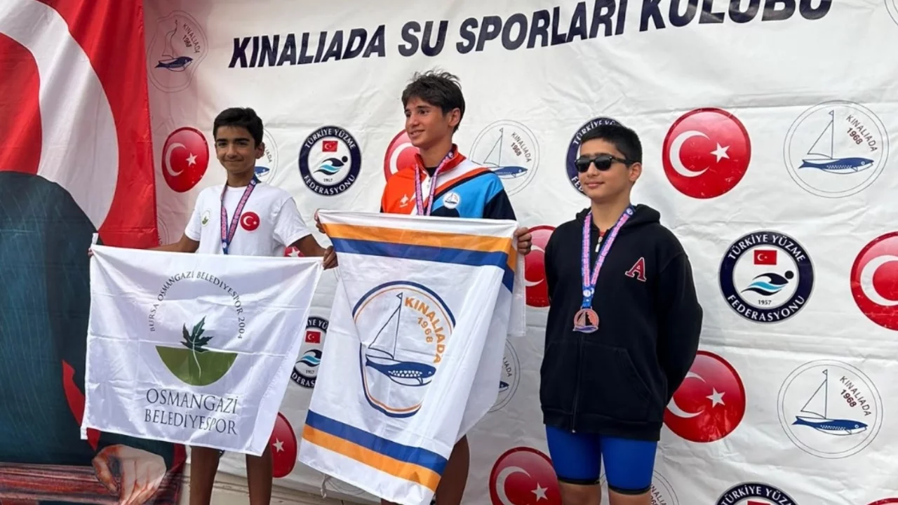 Osmangazi'nin genç yüzücülerinden madalya