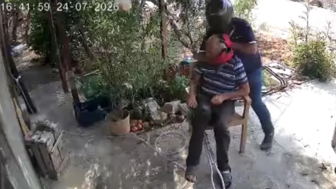 Dehşet anları! Yaşlı adamın boynunu kırmaya çalıştı