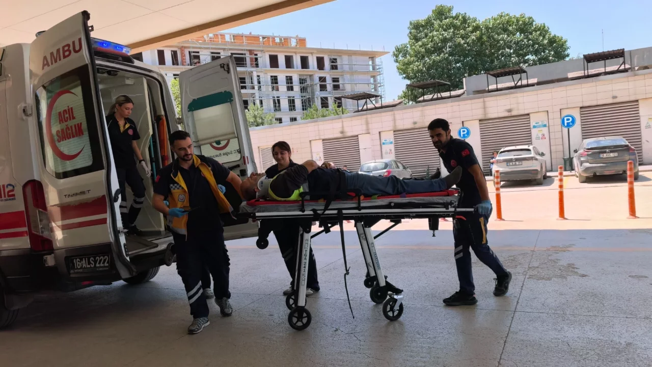 Bursa'da otomobil ile geri dönüşüm aracı çarpıştı: 1 kişi yaralandı
