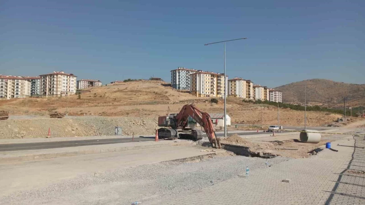 Yol çalışmaları sırasında göçük: 2 işçi toprak altında kaldı