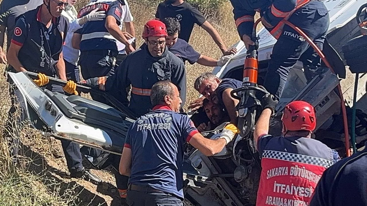 Freni patlayan kamyon, otomobilin üzerine devrildi: 6 yaralı