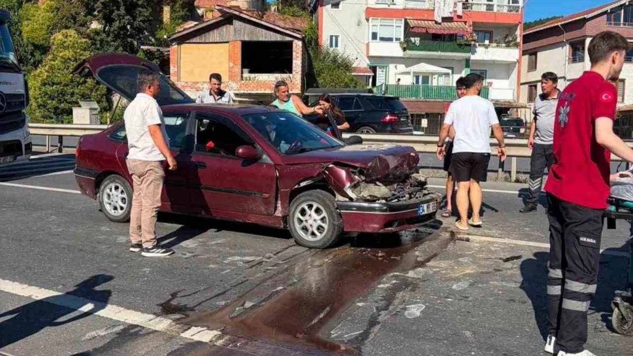 Yayalara yol veren kamyona otomobil çarptı: 2 kişi yaralandı