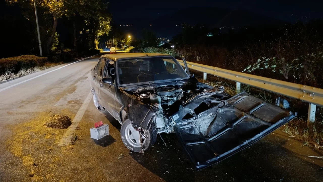 Bursa'da kontrolden çıkan araç refüje çarptı: Sürücü yaralandı