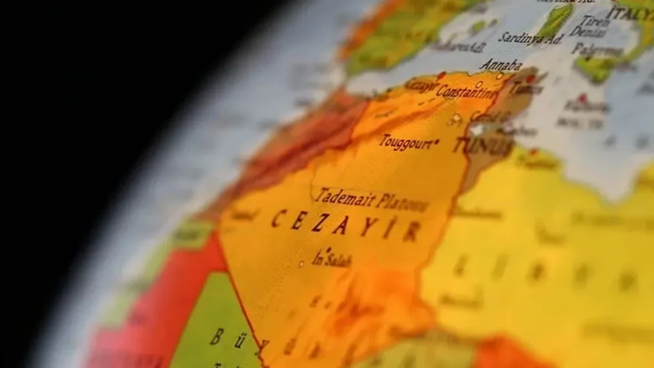 Cezayir'de yolcu otobüsü devrildi: 25 kişi hayatını kaybetti