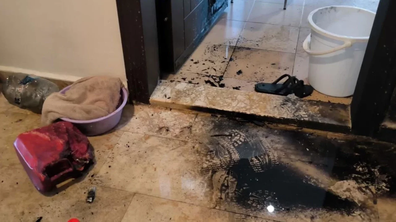 Antalya'da eski erkek arkadaş dehşet saçtı! Daire kapısını benzinle ateşe verdi