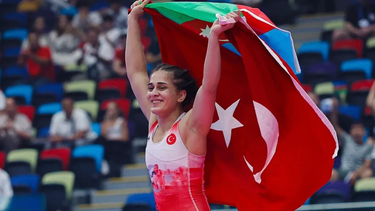 Milli güreşçi Özdenur Özmez, 17 yaş altında dünya şampiyonu oldu