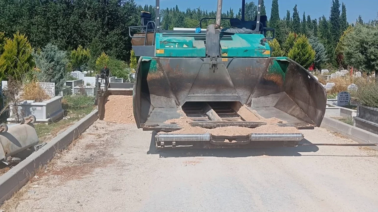 Hamitler Kent Mezarlığı'ndaki ara yollar soğuk asfaltla kaplanıyor
