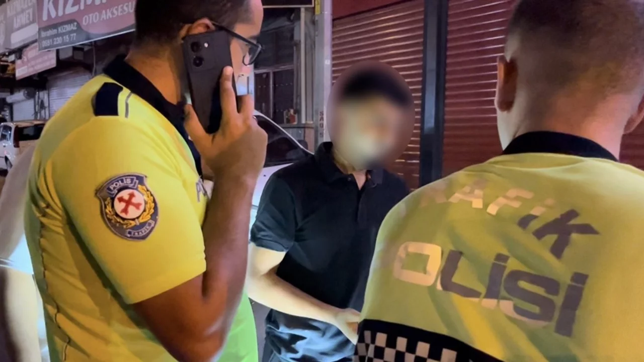 Bursa'da polis uygulamasının yanında makas atan alkollü aday sürücünün kullandığı araç müşterinin...