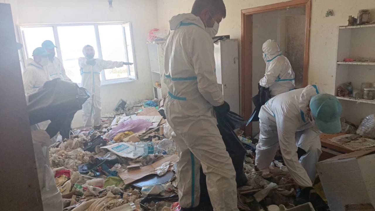 Bursa'da Balkan Mahallesi'ndeki evden 28 ton çöp çıkarıldı