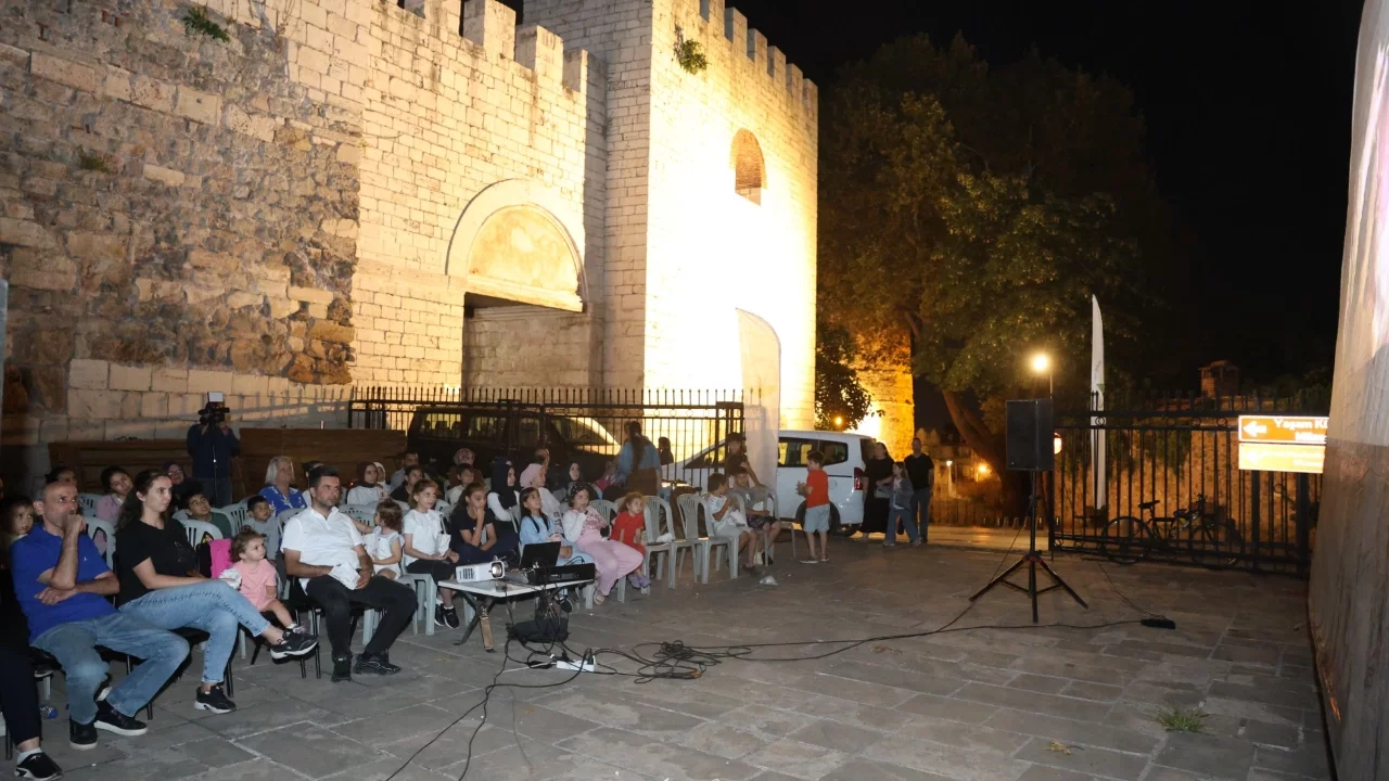 Osmangazi'de tarihi surlarda sinema keyfi yaşandı