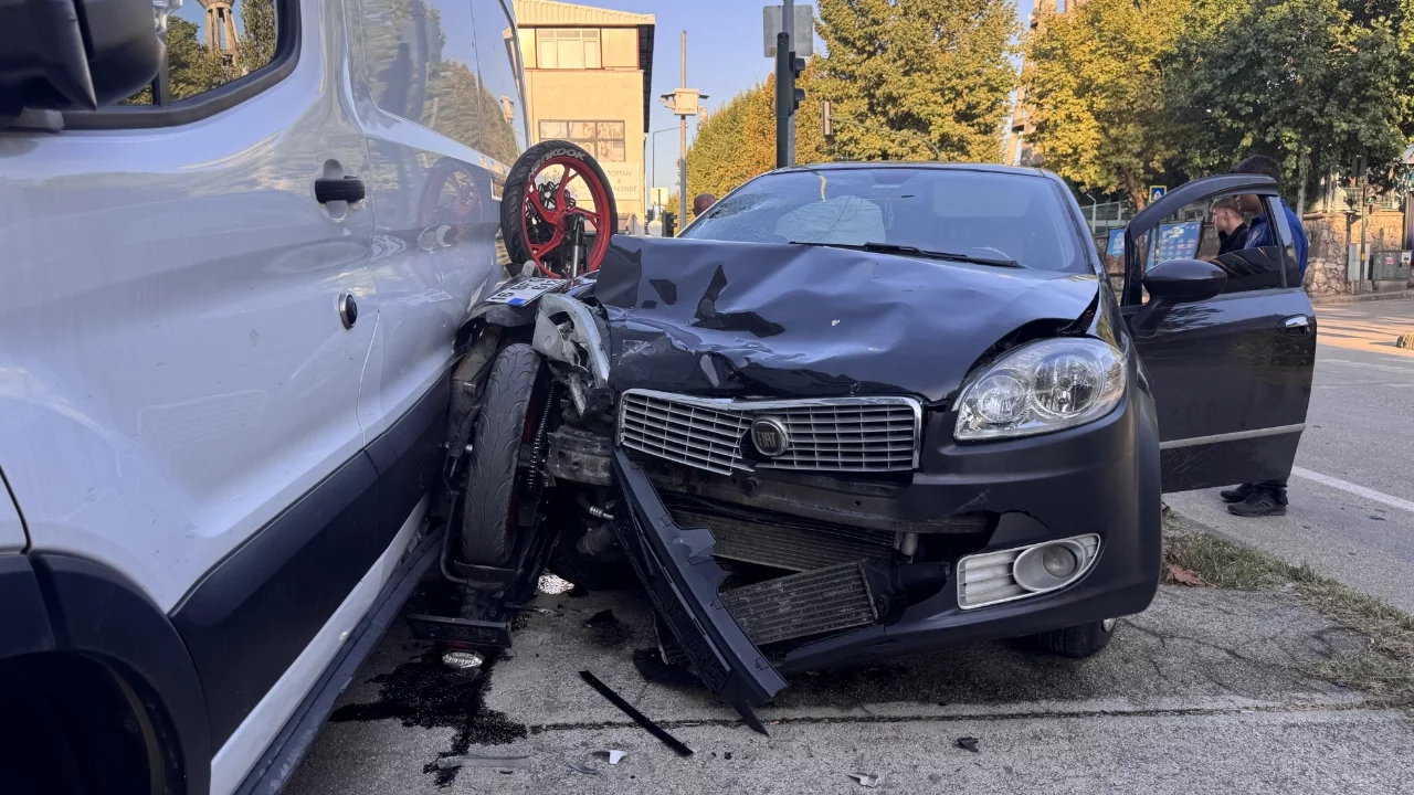 Bursa'da otomobille çarpışan motosiklet iki araç arasında sıkıştı