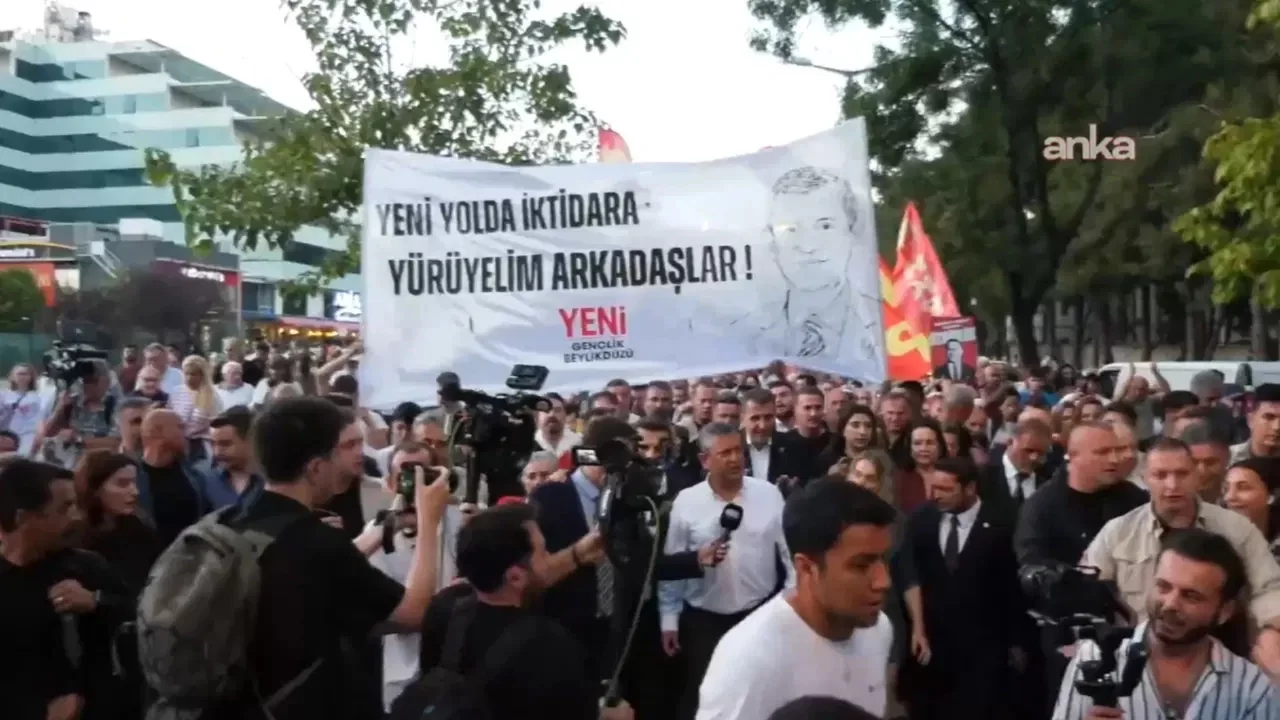 Ekrem İmamoğlu'nun tutukluluğunun 500'üncü günü: Özgür Özel ve YENİ Partililerden dayanışma yürüyüşü