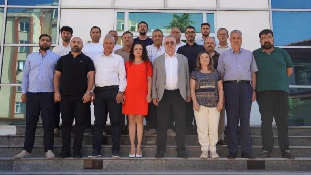 Edremit'te CHP'den toplu istifa: Belediye Başkanı ve 19 Belediye Meclis Üyesi YENİ Parti'ye katıldı