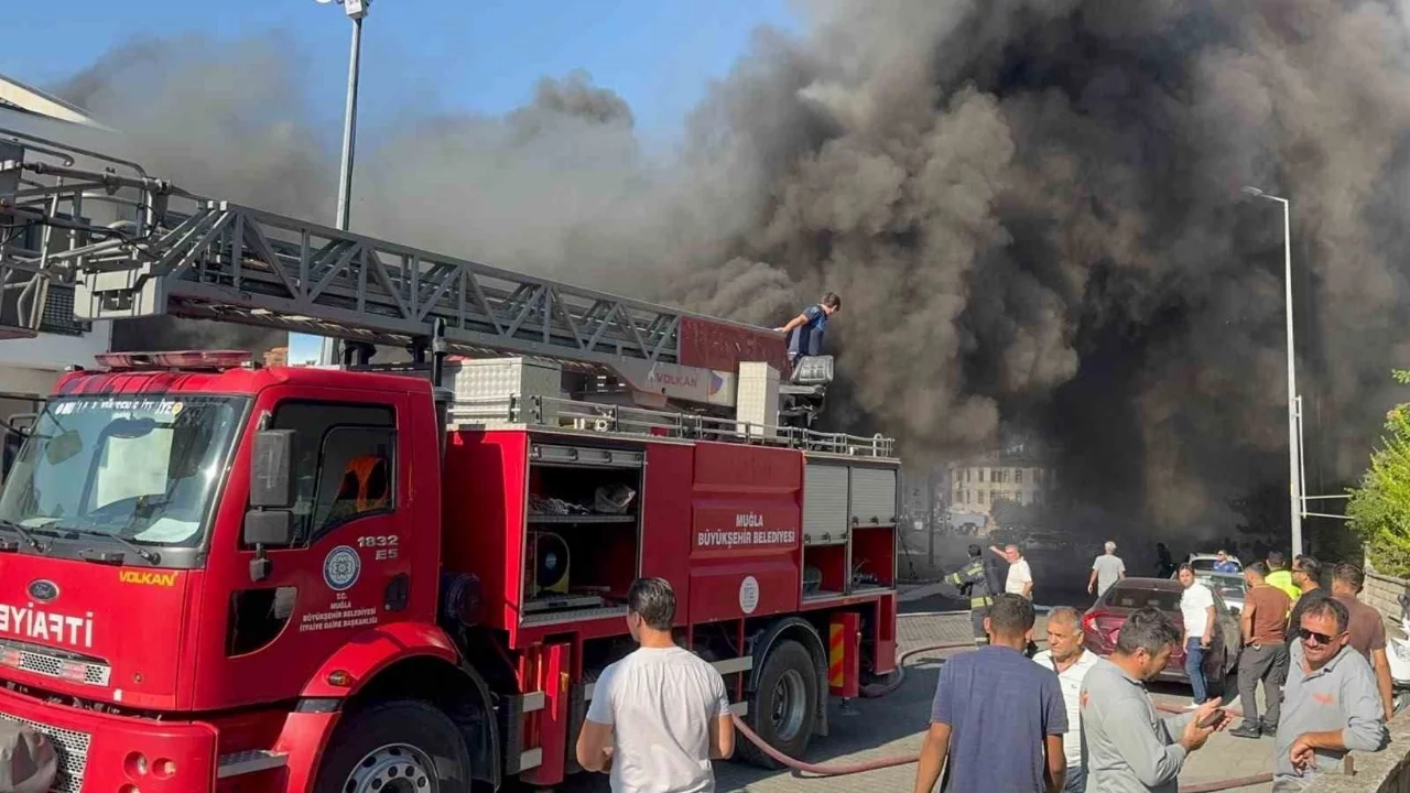 Muğla'da ayakkabı mağazası alevlere teslim oldu