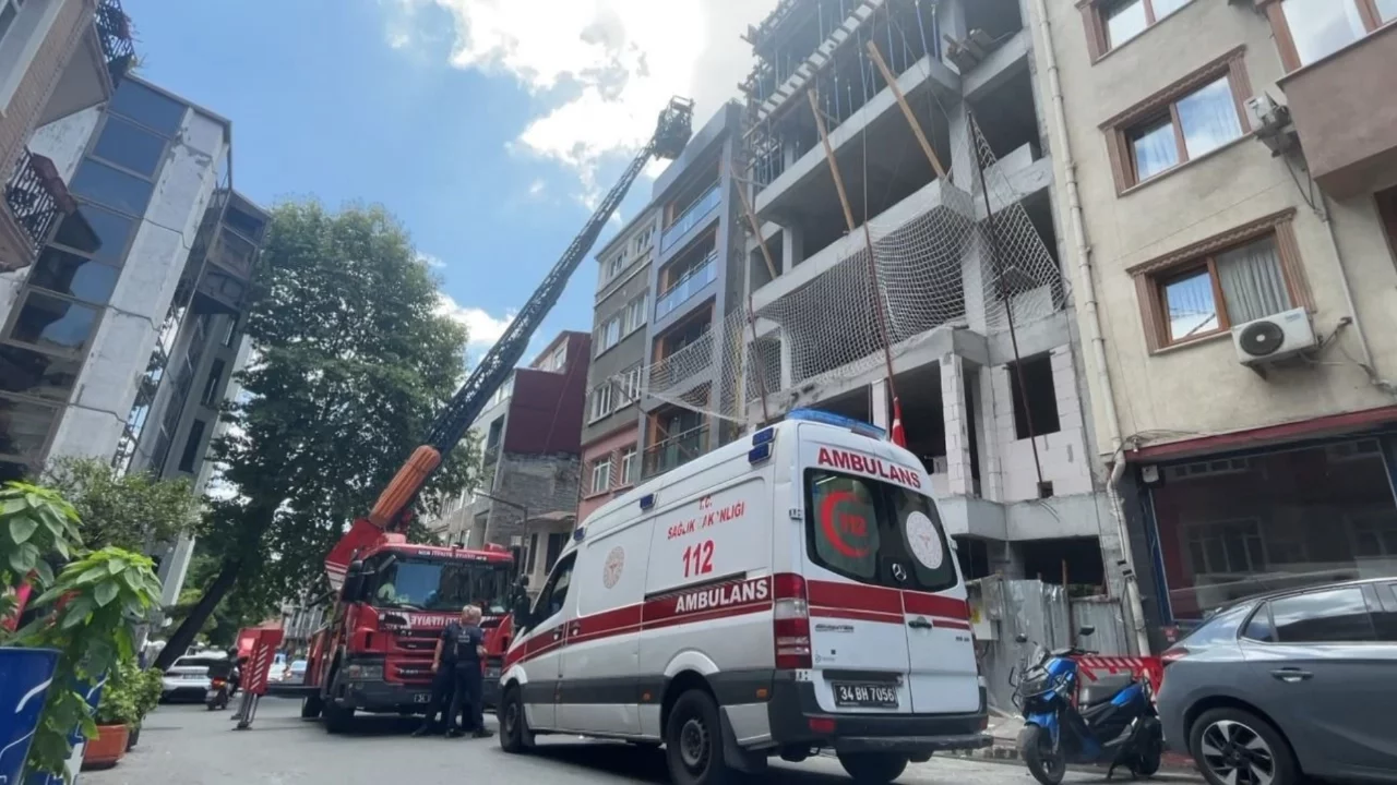 Çatıdaki çıplak şahıs intihar panik yarattı: Turist olduğu ortaya çıktı