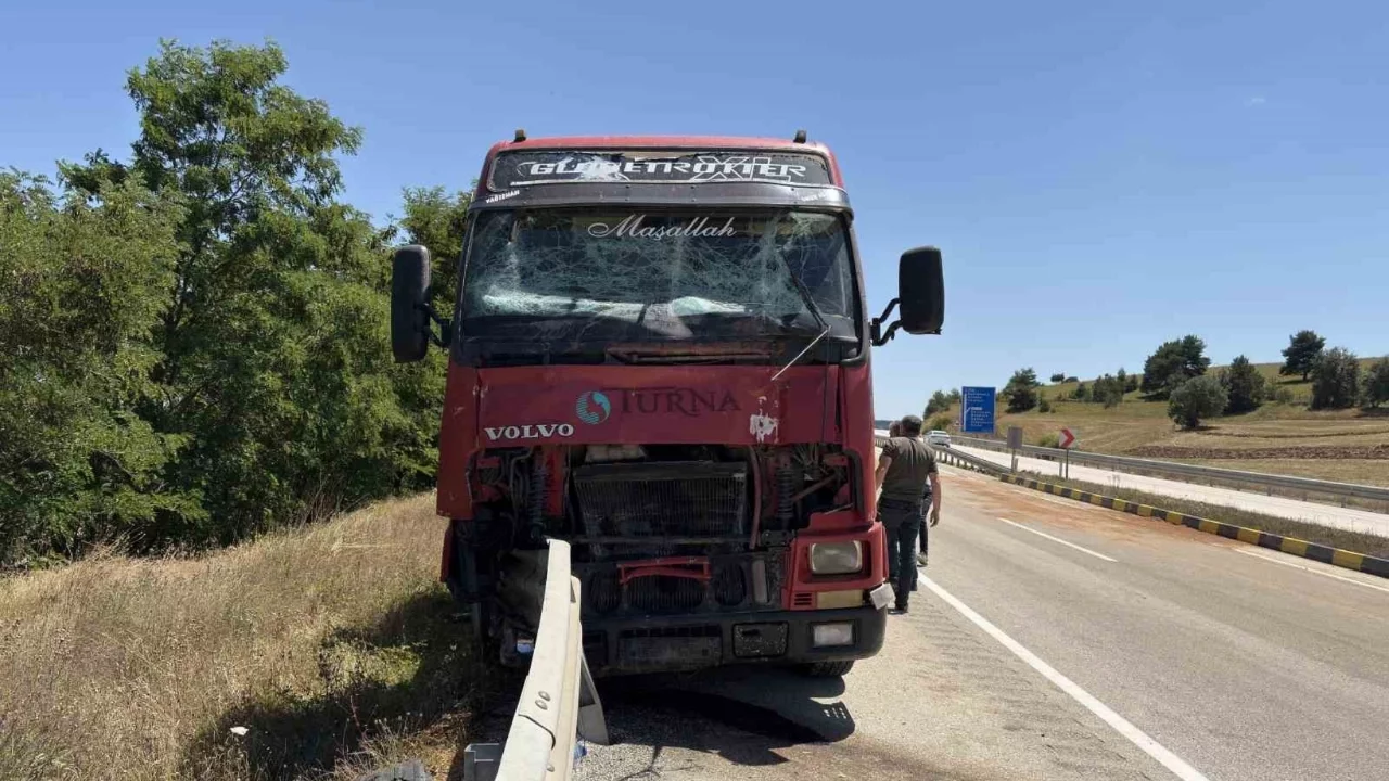 Kastamonu'da tır ile çarpışan traktörün sürücüsü öldü