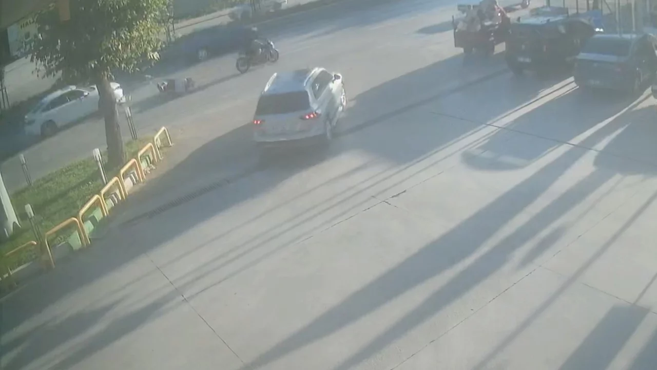 Bursa'da direksiyon hakimiyetini kaybeden motosiklet otomobile çarptı