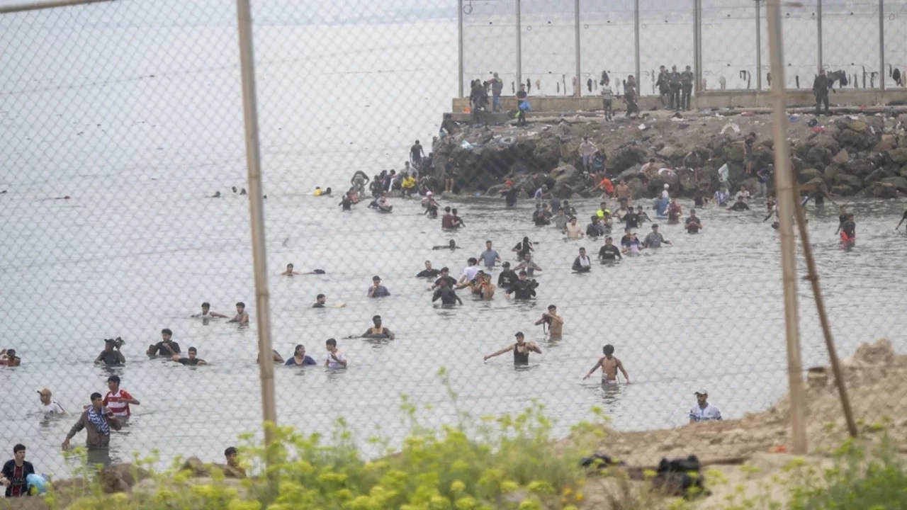 İspanya'dan göçmenlere karşı deniz bariyeri
