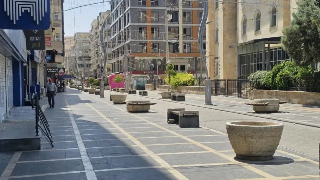 O ilçede sıcaklık 49 dereceyi gösterdi: Klimalar yetersiz, sokaklar boş kaldı