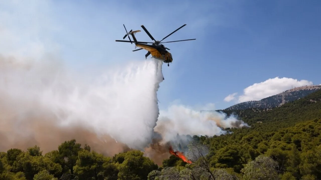 Yunanistan'da orman yangınına müdahale sırasında iki helikopter havada çarpıştı