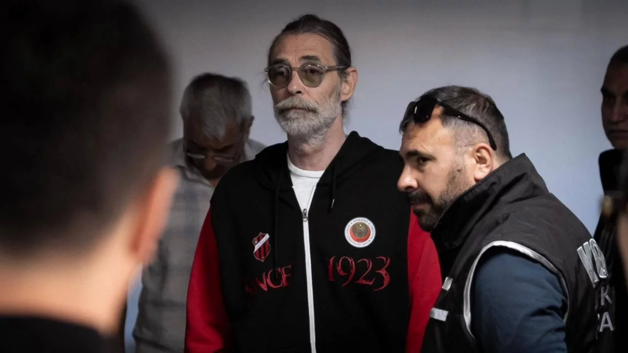 Etimesgut Belediyesi'ne operasyon: Erdal Beşikçioğlu'nun da aralarında bulunduğu 44 kişiye tutukl...