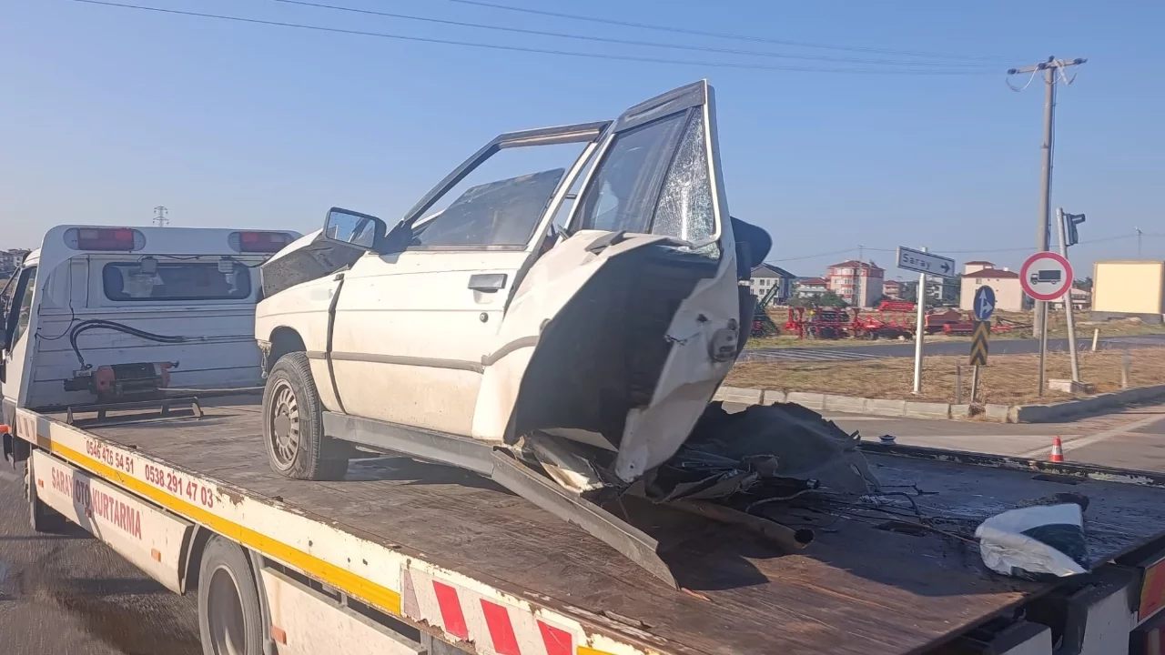 Tekirdağ'da ikiye bölünen otomobilden sağ çıktı