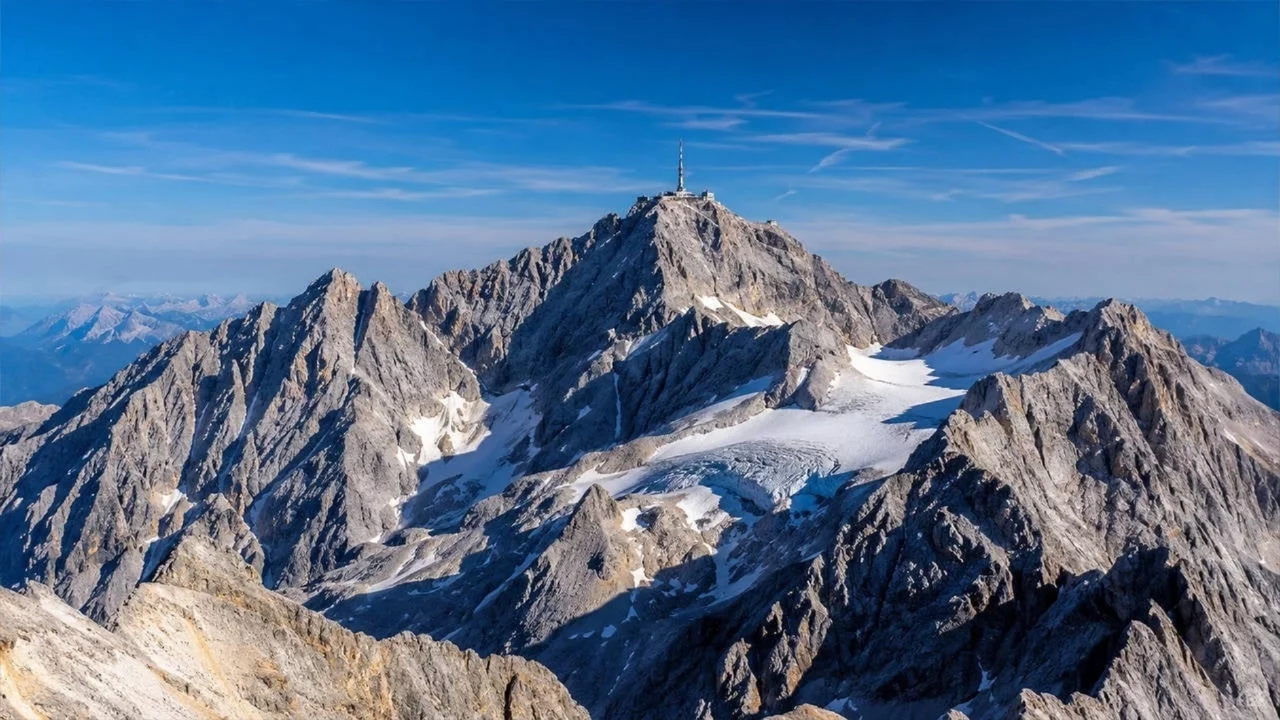 Almanya'da 68 yaşındaki dağcı Zugspitze yakınlarında düşerek yaşamını yitirdi