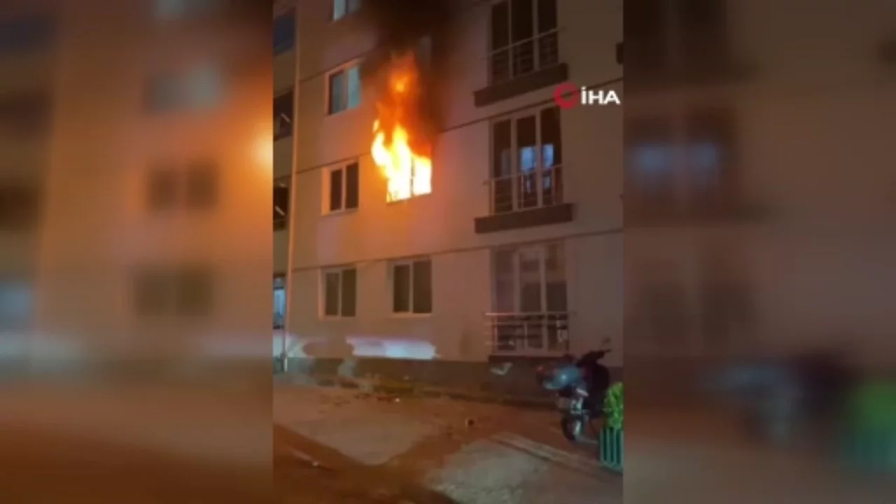 Apartman dairesinde yangın paniği: 4 kişi dumandan etkilendi