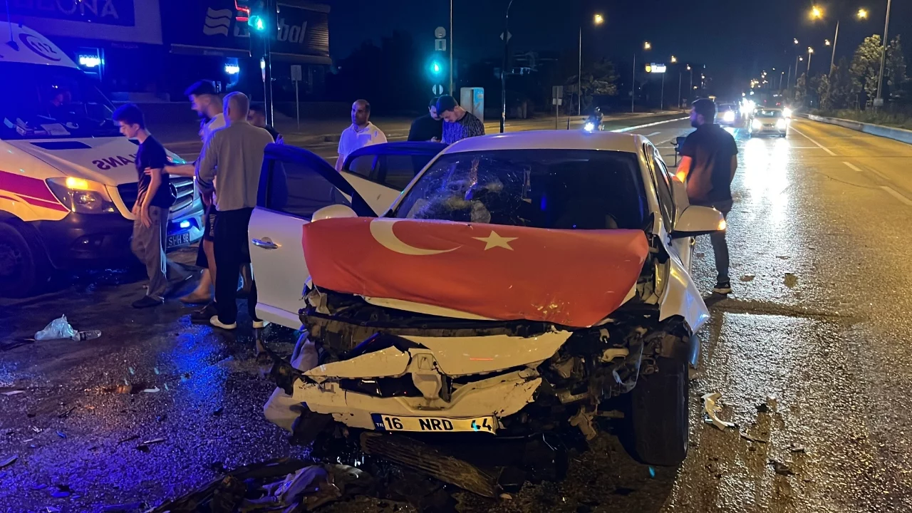 Bursa'da otomobiller çarpıştı: Çok sayıda kişi yaralandı
