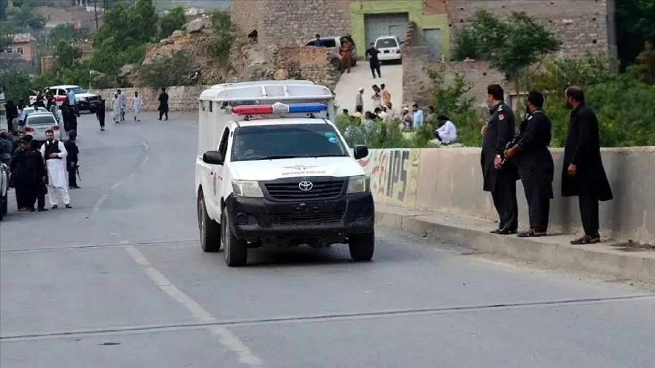 Pakistan'da polis karakoluna intihar saldırısı: 14 kişi öldü, 24 yaralı