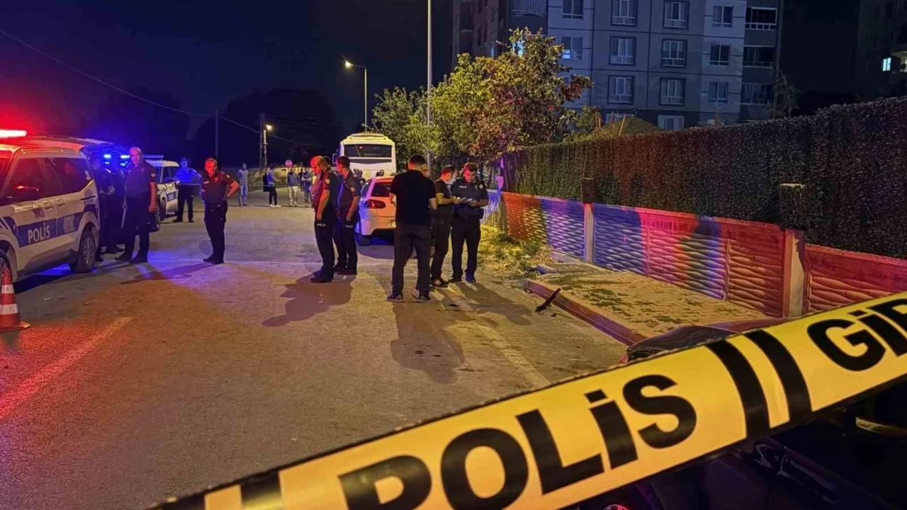Kavgada kullanılan av tüfeğinden çıkan saçmalar otoparkta araçlarından inen çifti yaraladı