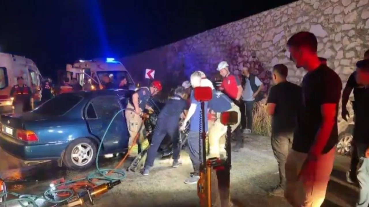 Bursa'da iki otomobil kafa kafaya çarpıştı: Ölüler ve yaralılar var