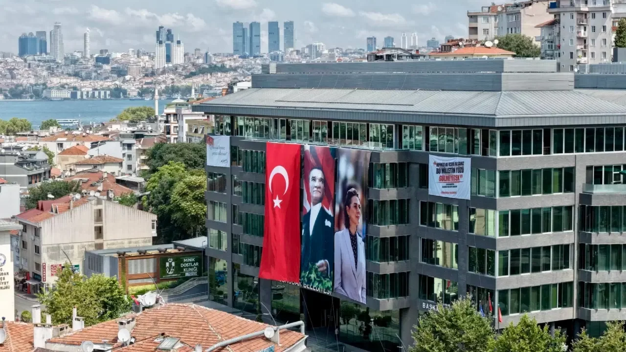Üsküdar Belediyesi binasına Sinem Dedetaş'ın o sözleri asıldı