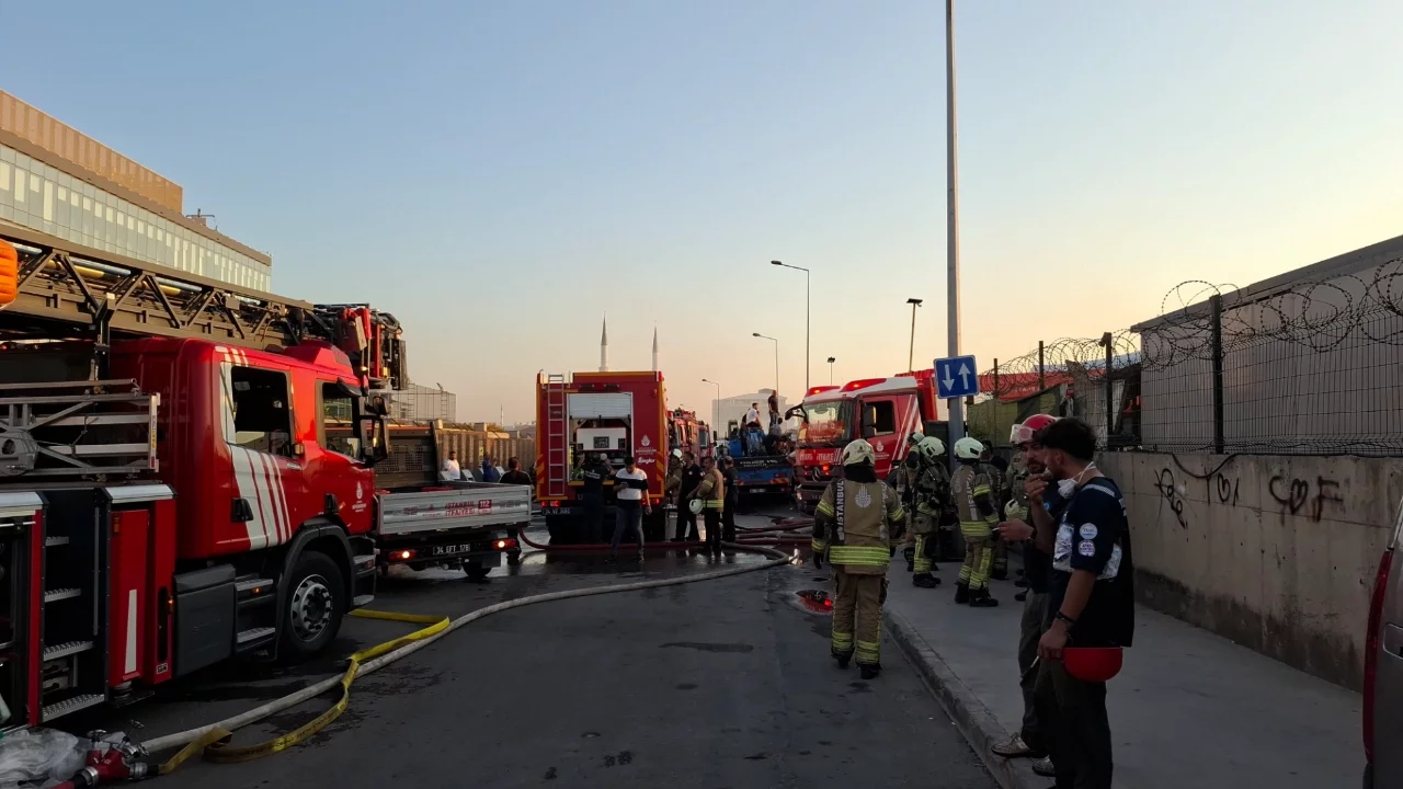 İstanbul'da seramik deposu ve teknelere sıçrayan yangın söndürüldü
