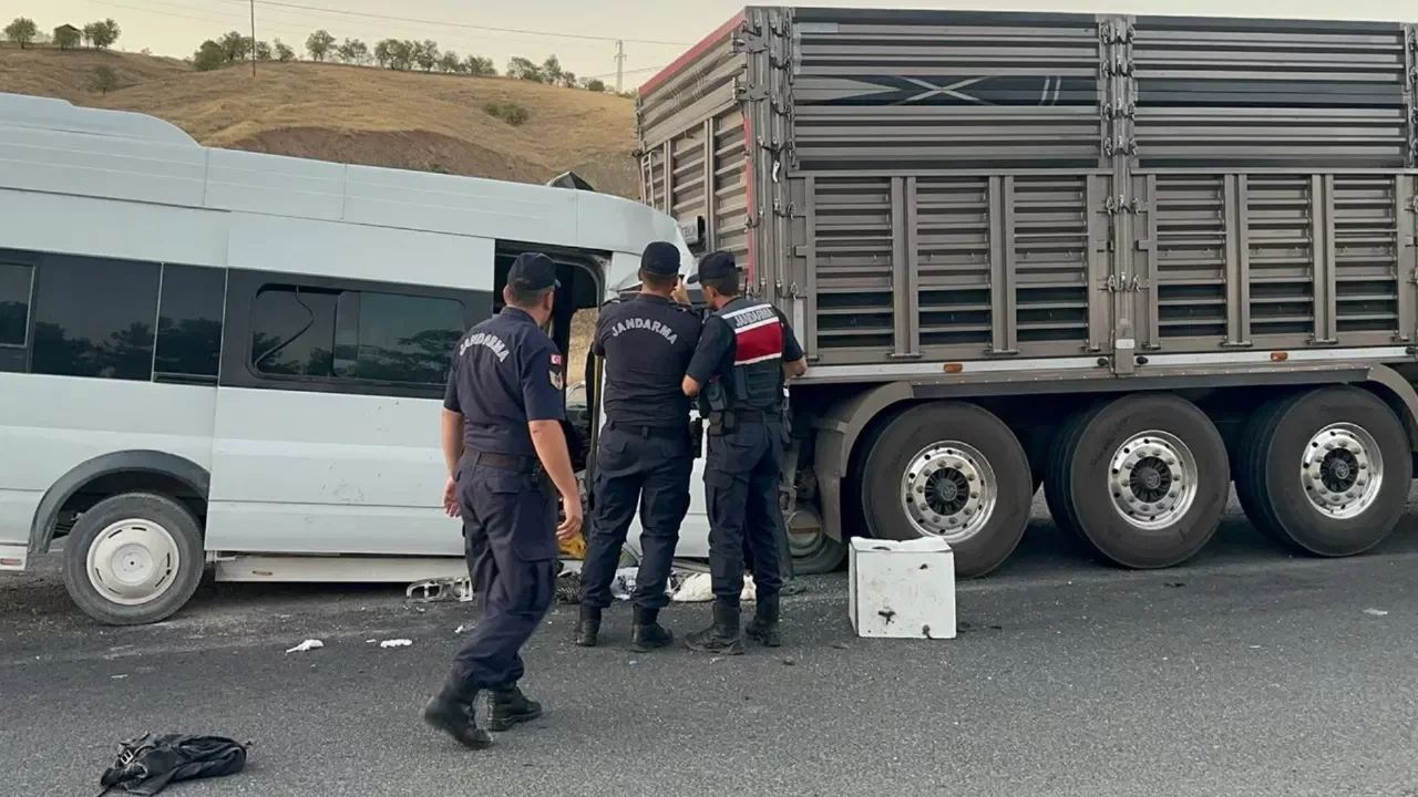 Tarım işçilerini taşıyan minibüs tıra çarptı: 3'ü ağır 18 yaralı