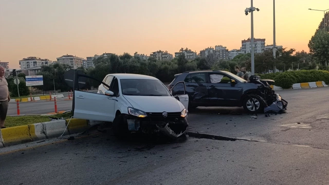 Otomobille çarpışan araç refüje çıktı: 1 yaralı