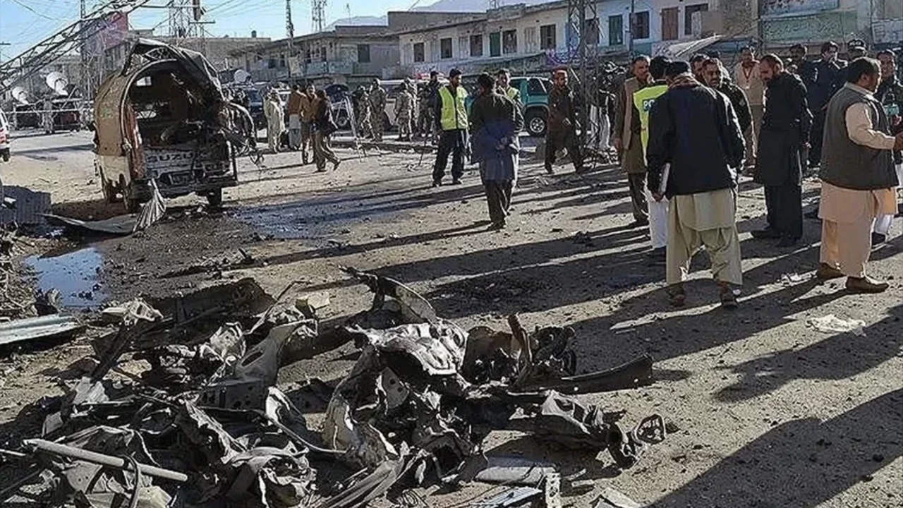 Pakistan'da karakol yakınlarında düzenlenen intihar saldırısında can kaybı 13'e yükseldi