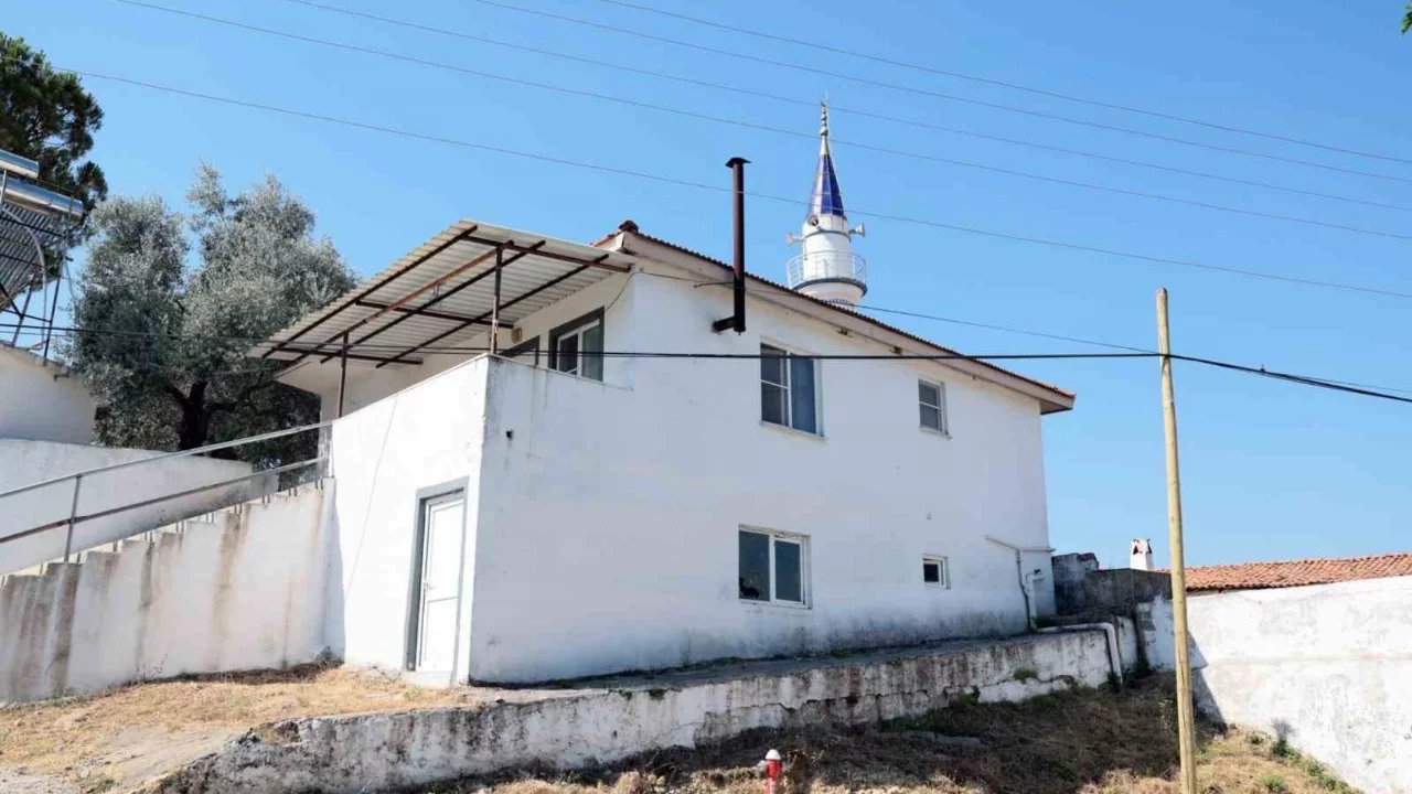Psikolojik sorunları olan ve istifa eden imamın lojmanı çöp eve döndü