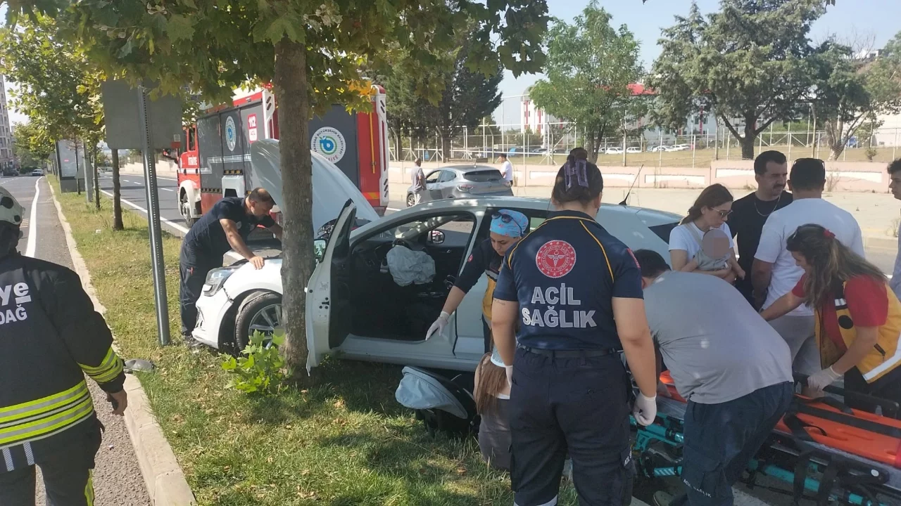 Tekirdağ'da U dönüşü yapan otomobil kaldırıma çıktı: 1 yaralı