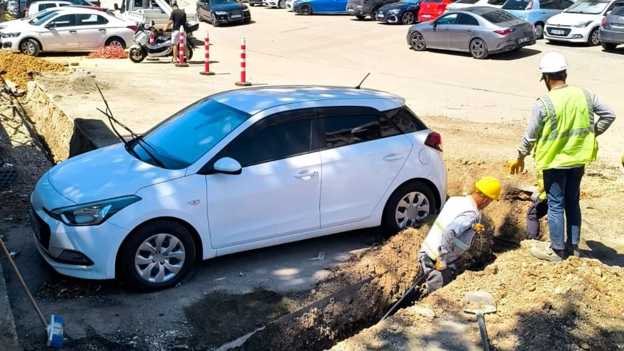 Bursa'da araç sahibine ulaşılamayınca otomobilin etrafını kazdılar