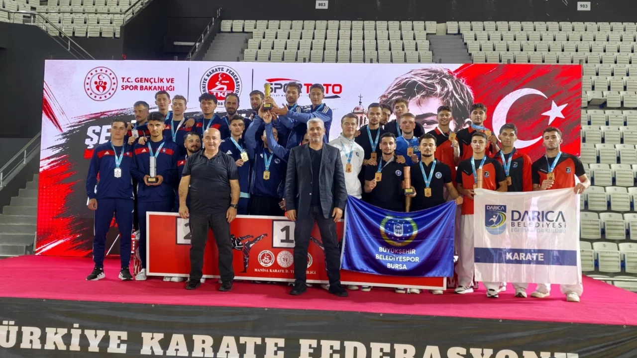 Bursa Büyükşehir Belediyespor Kulübü sporcuları, madalyaları topluyor