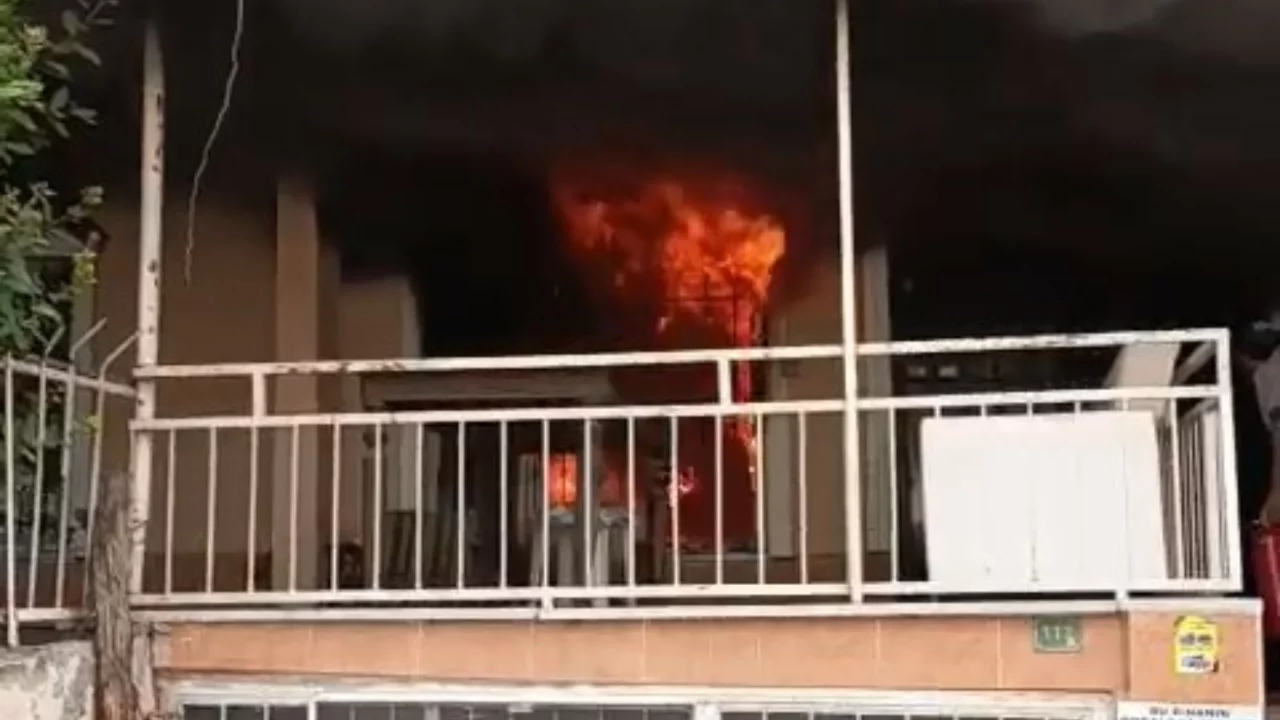 Bursa'da 4 katlı evin giriş katında çıkan yangına ilk müdahaleyi vatandaşlar yaptı