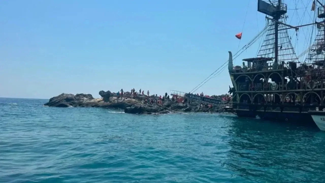 Ölüdeniz'de korku dolu anlar: Gezi teknesi su aldı! Yolcular tahliye edildi
