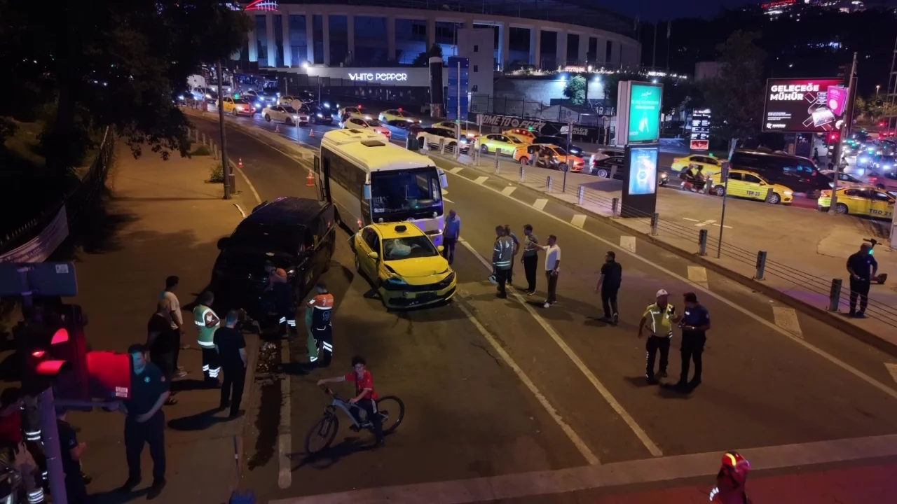 Beyoğlu'nda 8 araçlı zincirleme kaza: 5 yaralı