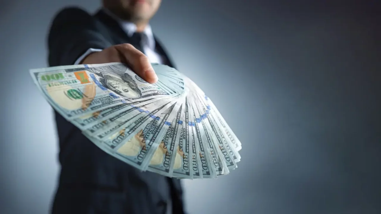 Dolar, Ortadoğu'daki gerginliğe rağmen güçlü seyrediyor