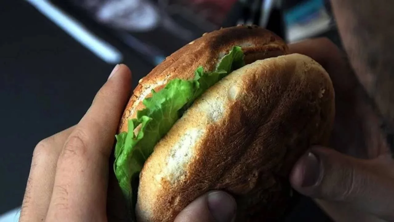 Ünlü fast food şirketi dört parçada satıldı