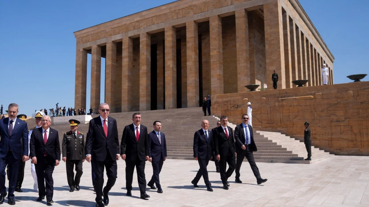 Cumhurbaşkanı Erdoğan'dan YAŞ toplantısı öncesinde Anıtkabir'e ziyaret