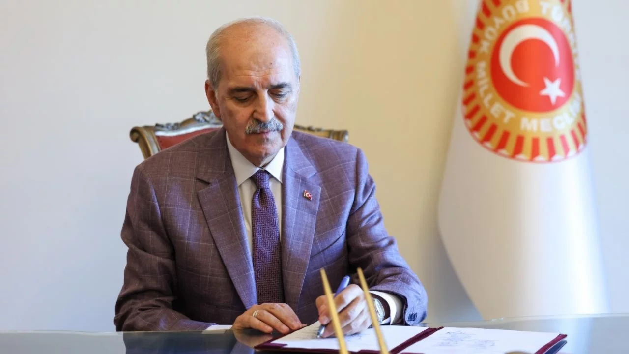 TBMM Başkanı Kurtulmuş, çerçeve yasa teklifine imza attı